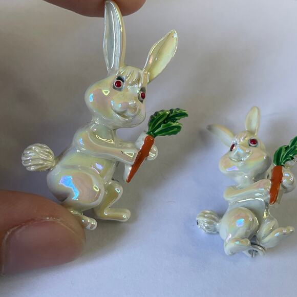 Vintage 2 white iridescent enamel Easter bunny rabbit holding carrot brooch Pin - Picture 6 of 9